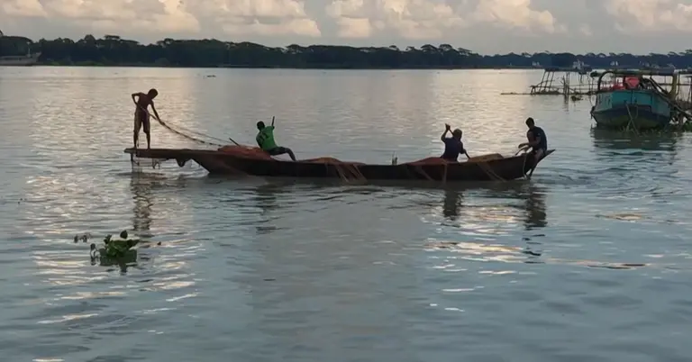 জেলেরা নদীতে মাছ ধরছেন